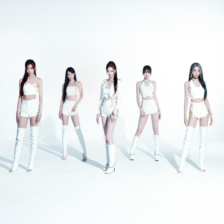 A2O MAY 1st EP 'PAPARAZZI ARRIVE' Pre-Order Photocard Event-thumbnail